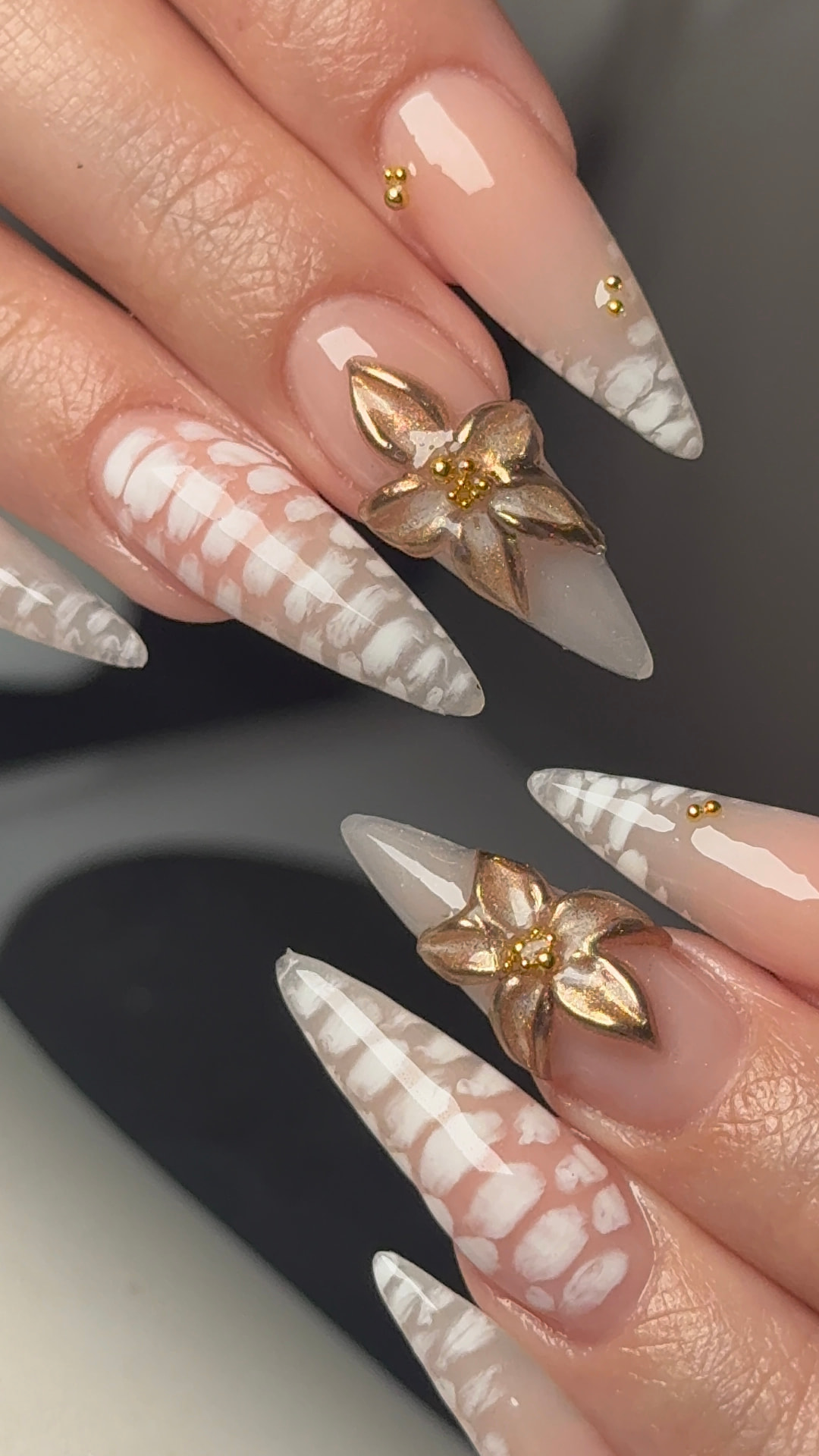 Pose d'ongles acrylique artistique réalisée par Jessica